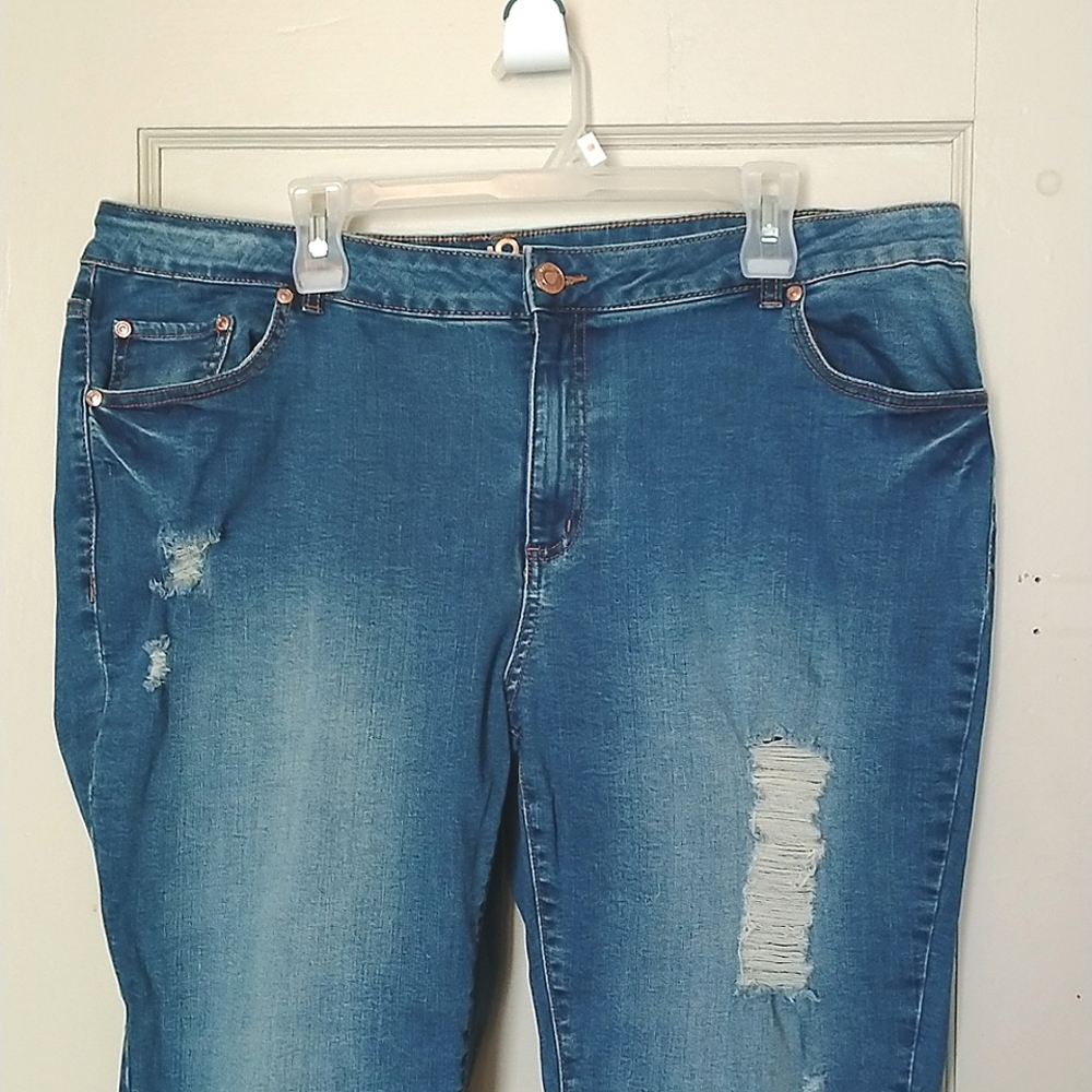 EUC Love & Legend Size 18 Distressed Denim Capris